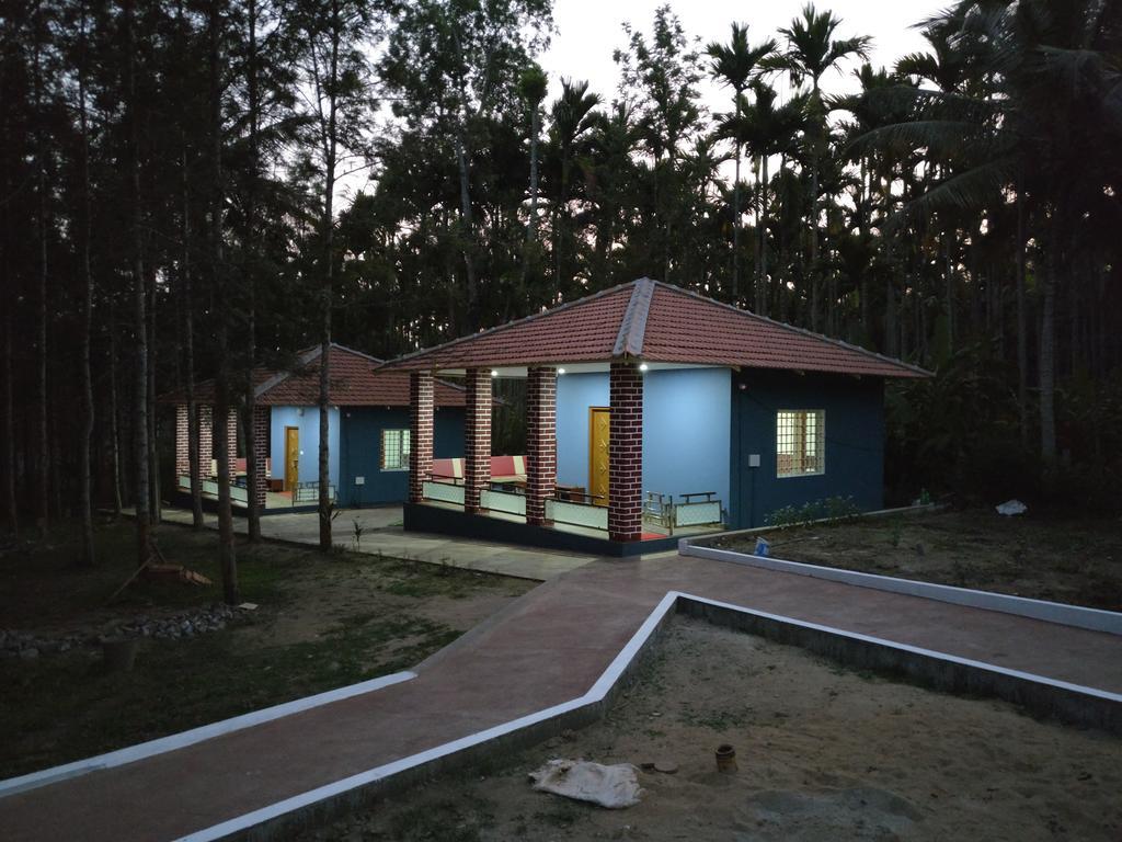 The Shades Holiday Homes กูชาลนาการ์ ภายนอก รูปภาพ